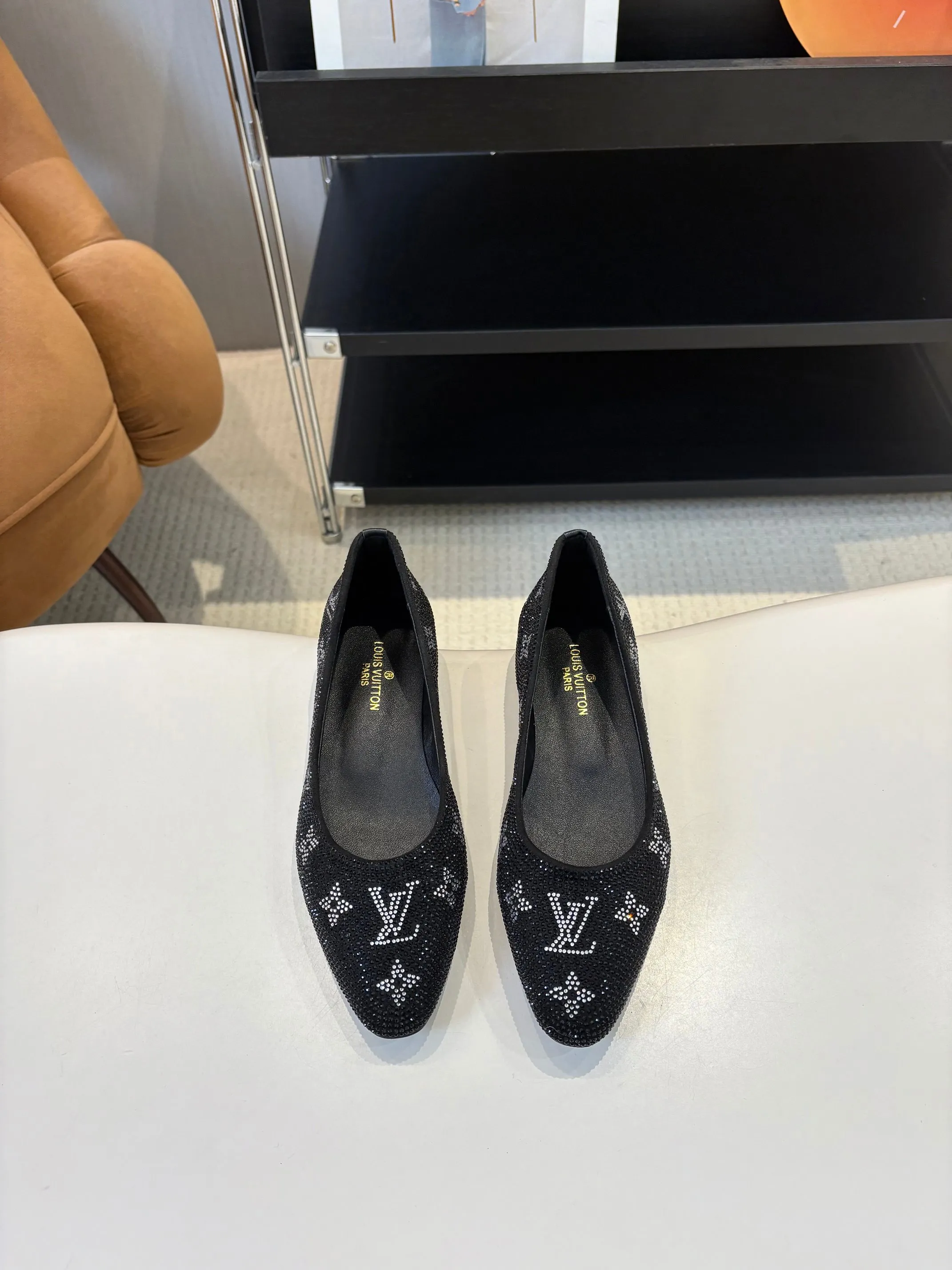 👟👟Ex-factory price 520👟👟 Louis Vuitton Louis Vuitton, 2025 flat shoes, modern and fashionable in one! Meet love when you turn a corner, release a strong aura like a queen, and capture everyone's attention instantly! Fabric: LV classic presbyopia + glittering diamonds + Yang Jing Lining/foot pads: imported lambskin leather outsole Size number: 35-41